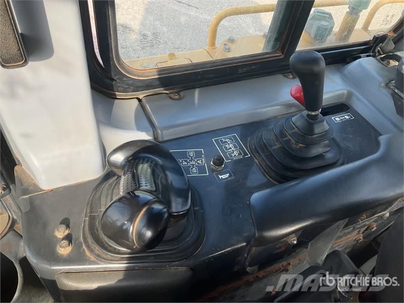 Komatsu D65EX-16 Гусеничные бульдозеры