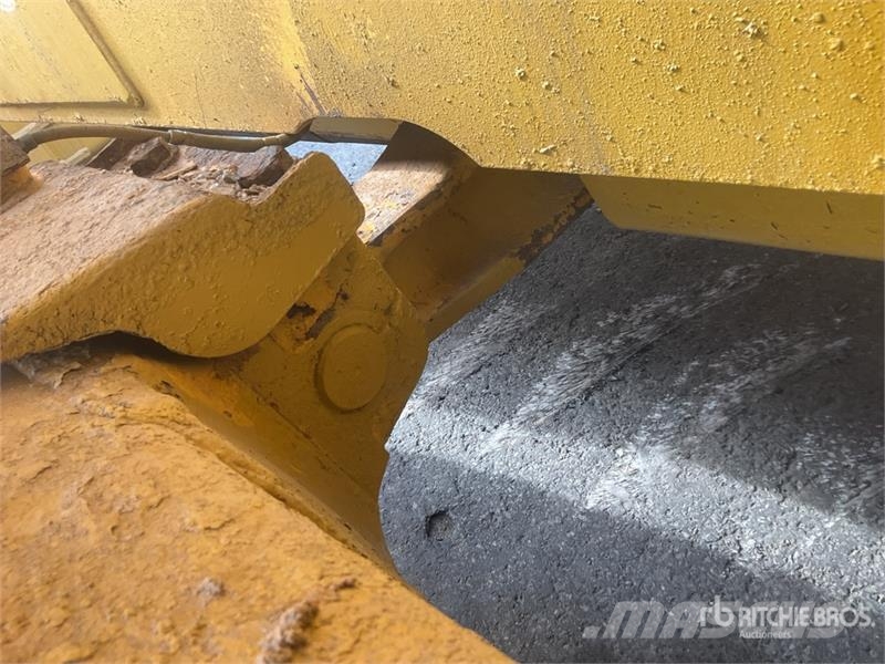 Komatsu D65EX-16 بلدوزرات مجنزرة