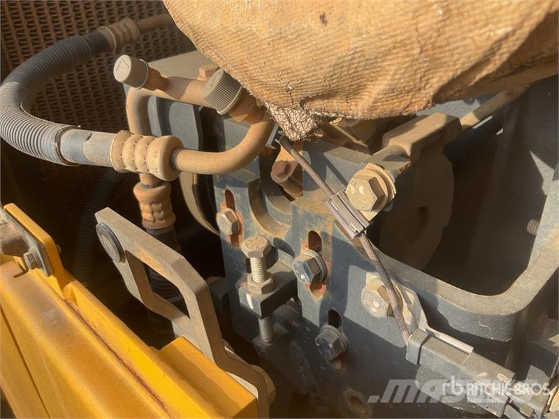 Komatsu D65EX-16 Гусеничные бульдозеры