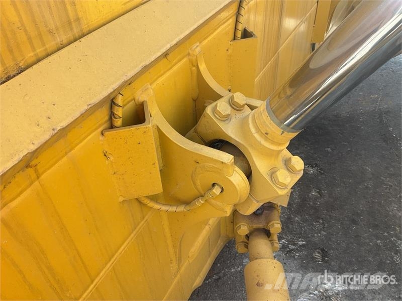 Komatsu D65EX-16 بلدوزرات مجنزرة