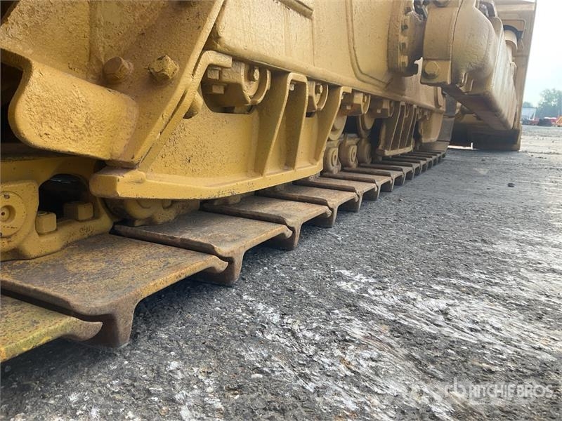 Komatsu D65EX-16 بلدوزرات مجنزرة