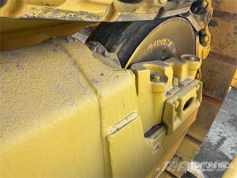 Komatsu D65EX-16 Гусеничные бульдозеры