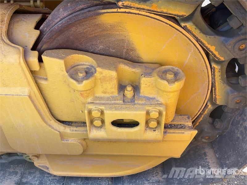 Komatsu D65EX-16 Гусеничные бульдозеры