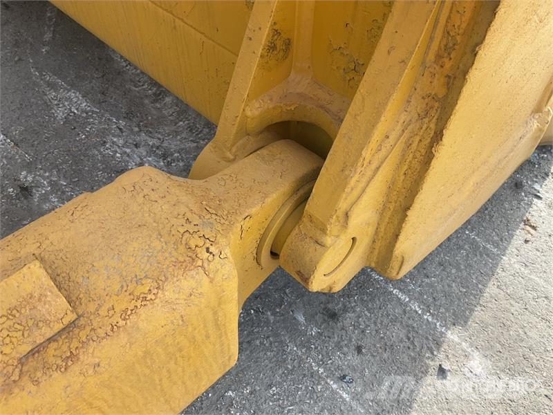 Komatsu D65EX-16 بلدوزرات مجنزرة
