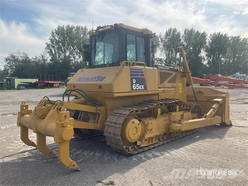 Komatsu D65EX-16 بلدوزرات مجنزرة