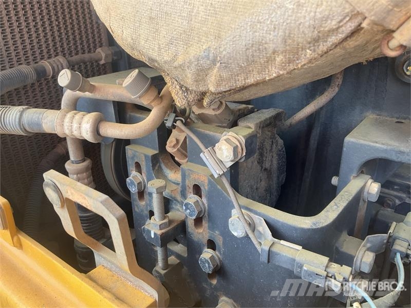 Komatsu D65EX-16 بلدوزرات مجنزرة