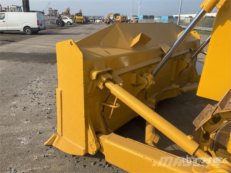 Komatsu D65EX-16 Гусеничные бульдозеры