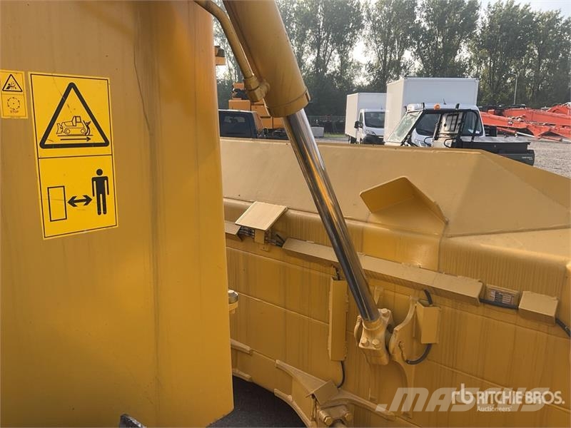 Komatsu D65EX-16 Гусеничные бульдозеры
