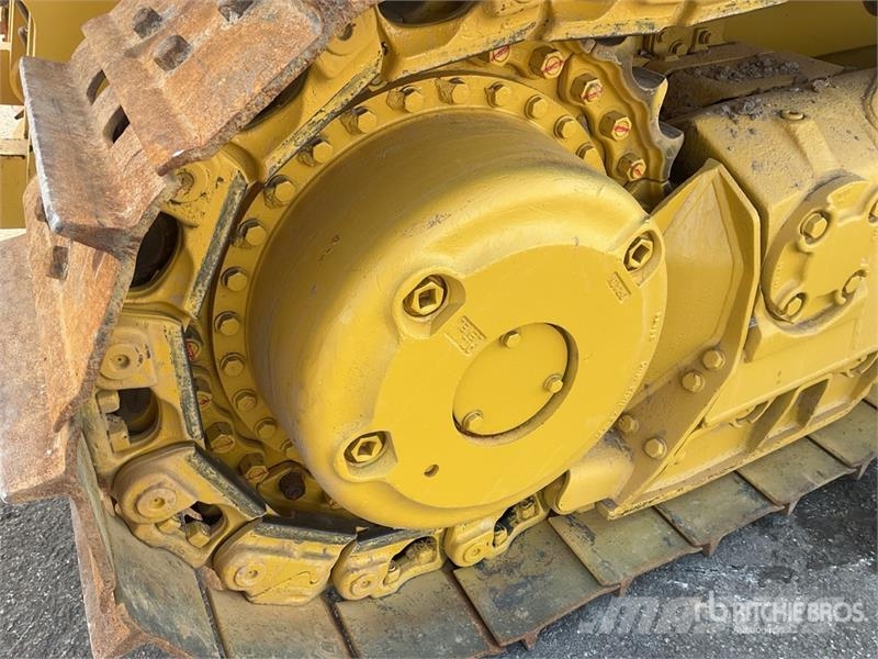 Komatsu D65EX-16 Гусеничные бульдозеры