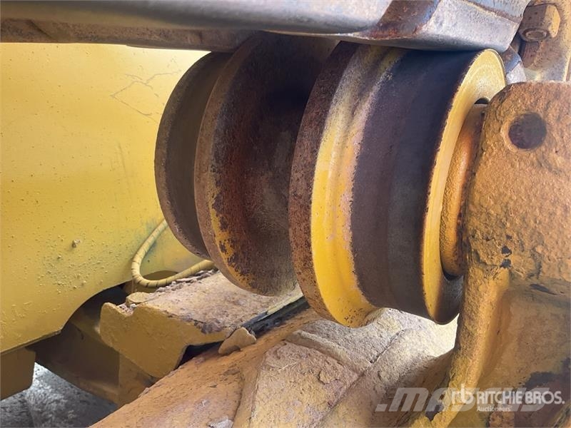 Komatsu D65EX-16 بلدوزرات مجنزرة