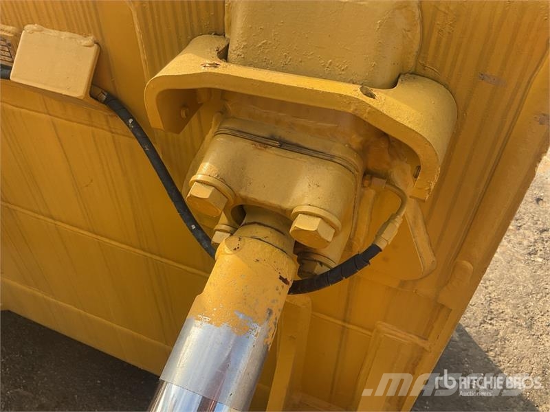 Komatsu D65EX-16 Гусеничные бульдозеры