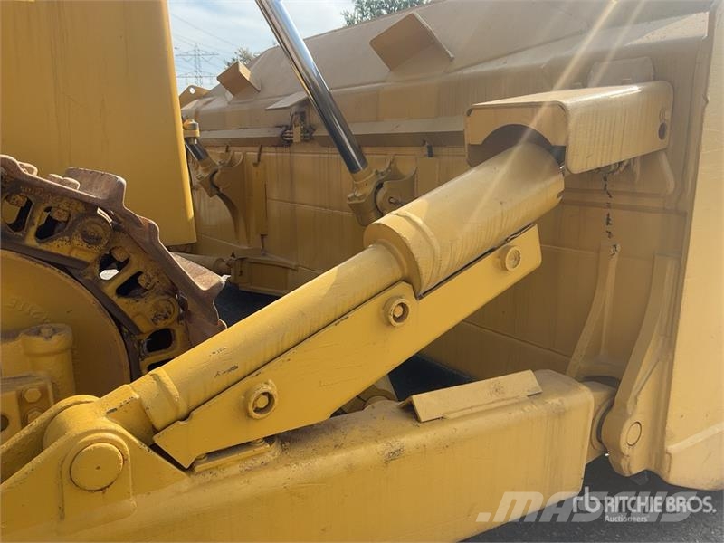 Komatsu D65EX-16 بلدوزرات مجنزرة