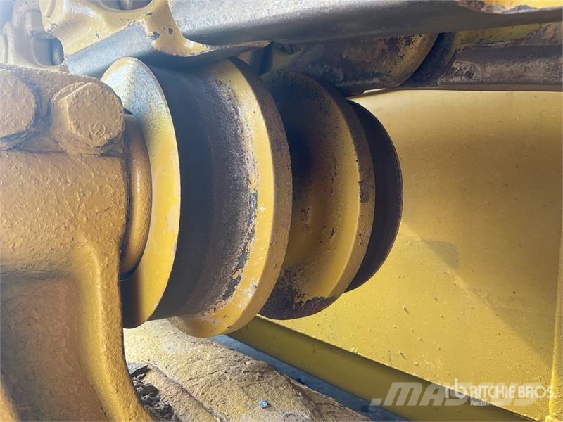 Komatsu D65EX-16 بلدوزرات مجنزرة