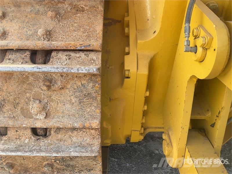 Komatsu D65EX-16 بلدوزرات مجنزرة