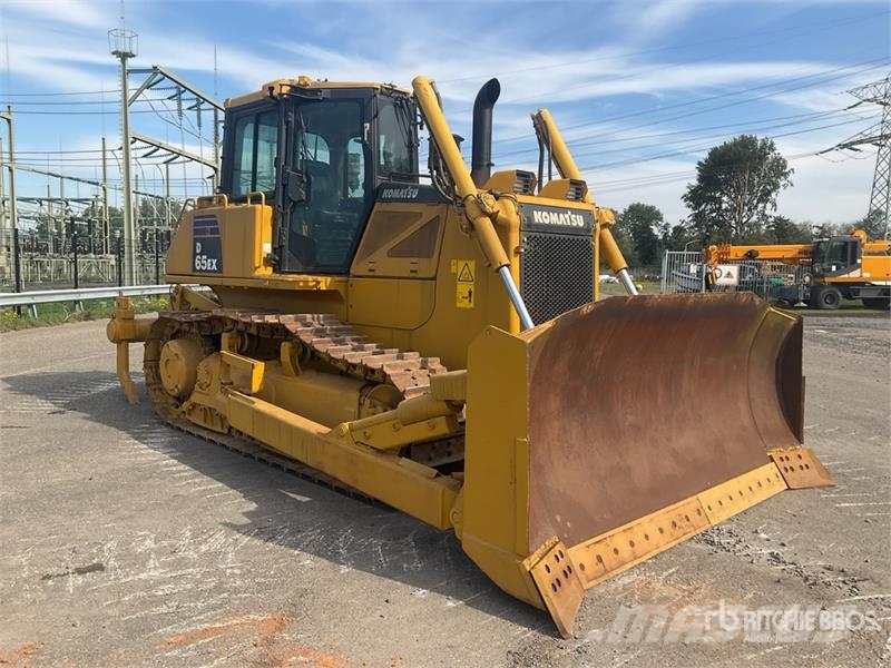 Komatsu D65EX-16 بلدوزرات مجنزرة