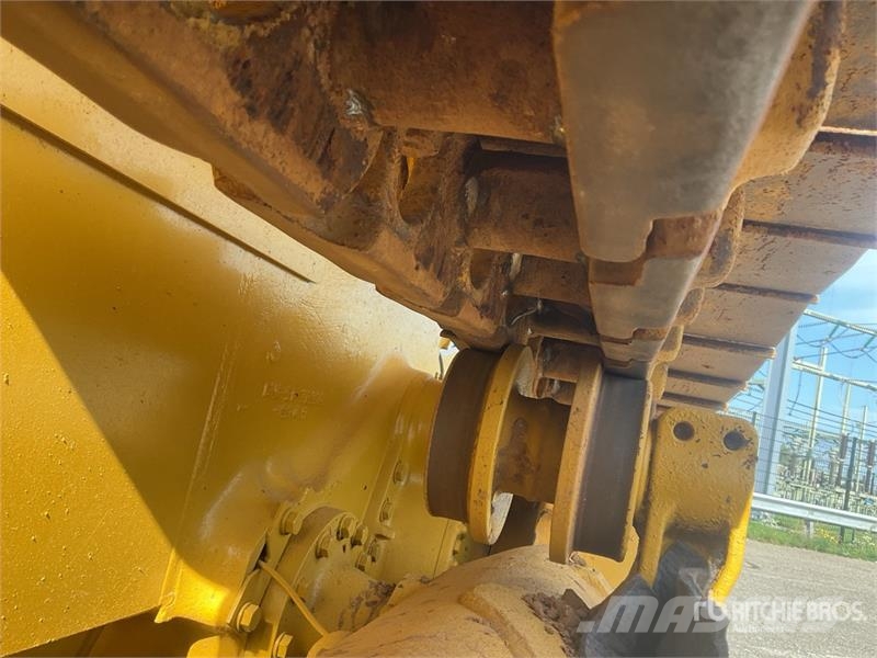 Komatsu D65EX-16 بلدوزرات مجنزرة