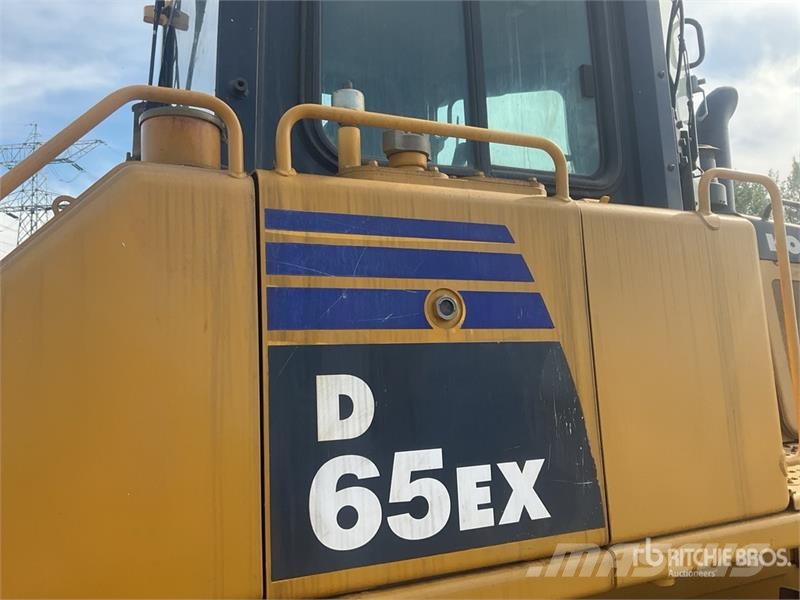 Komatsu D65EX-16 بلدوزرات مجنزرة