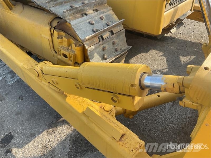 Komatsu D65EX-16 Гусеничные бульдозеры