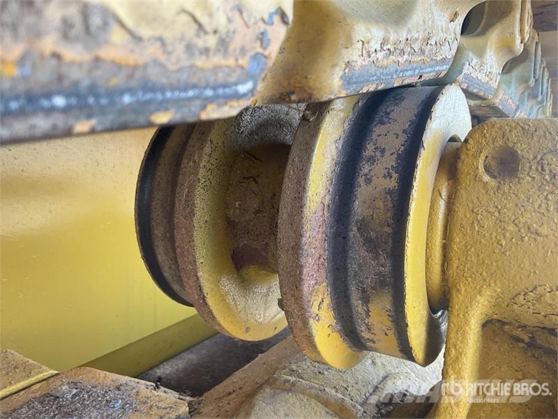 Komatsu D65EX-16 Гусеничные бульдозеры