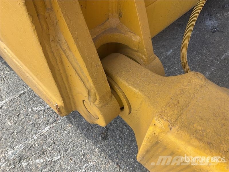 Komatsu D65EX-16 بلدوزرات مجنزرة