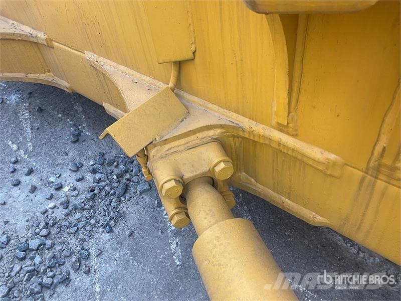 Komatsu D65EX-16 بلدوزرات مجنزرة