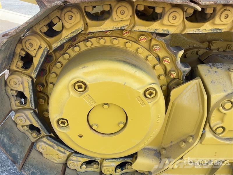 Komatsu D65EX-16 Гусеничные бульдозеры