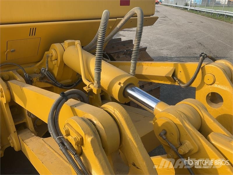 Komatsu D65EX-16 Гусеничные бульдозеры