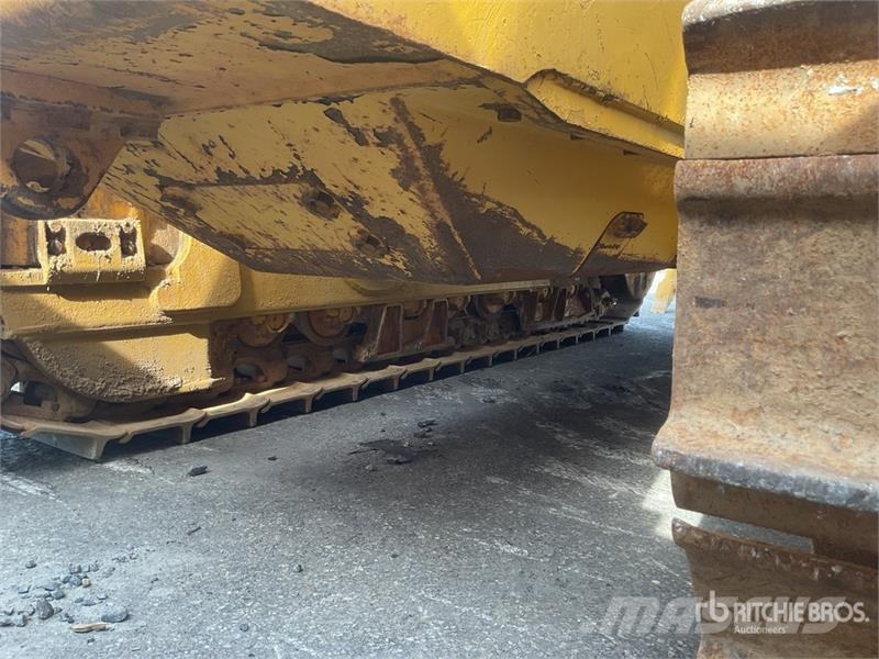 Komatsu D65EX-16 بلدوزرات مجنزرة