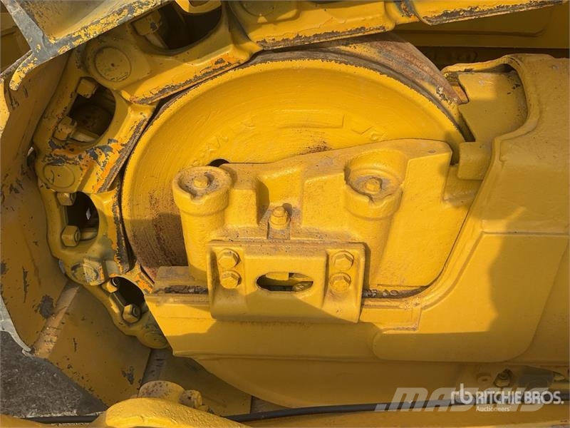 Komatsu D65EX-16 Гусеничные бульдозеры