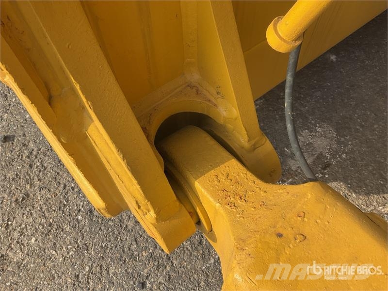 Komatsu D65EX-16 Гусеничные бульдозеры
