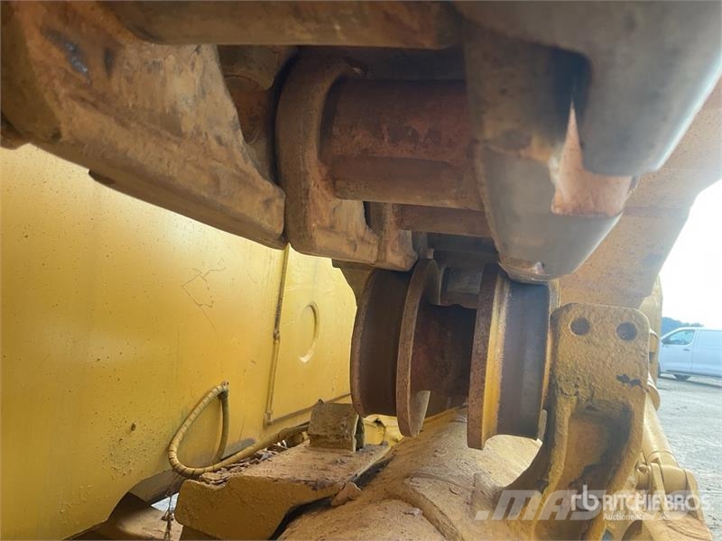 Komatsu D65EX-16 بلدوزرات مجنزرة