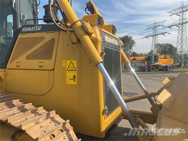 Komatsu D65EX-16 بلدوزرات مجنزرة