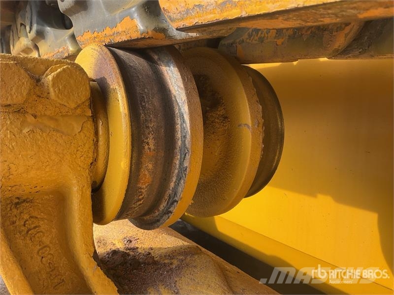 Komatsu D65EX-16 Гусеничные бульдозеры