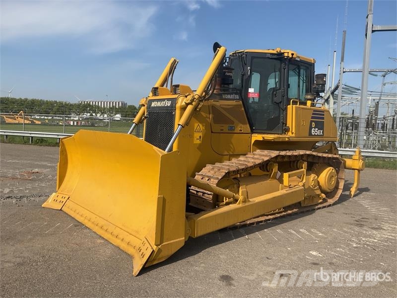Komatsu D65EX-16 بلدوزرات مجنزرة