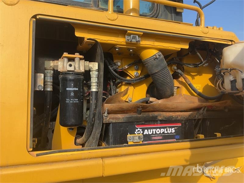 Komatsu D65EX-16 Гусеничные бульдозеры