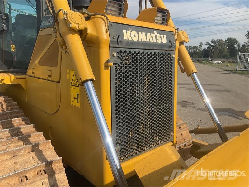 Komatsu D65EX-16 بلدوزرات مجنزرة