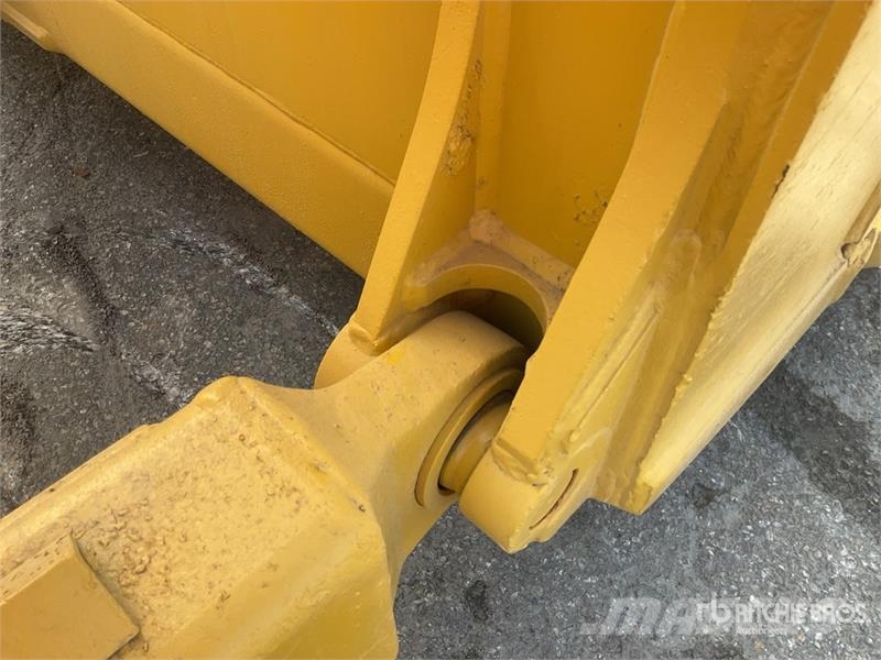 Komatsu D65EX-16 Гусеничные бульдозеры
