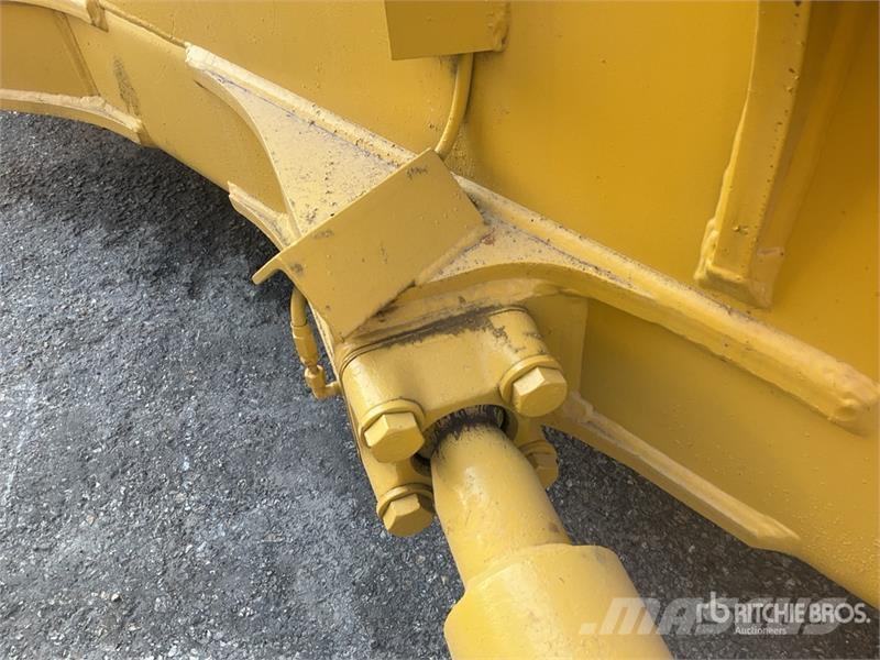 Komatsu D65EX-16 Гусеничные бульдозеры