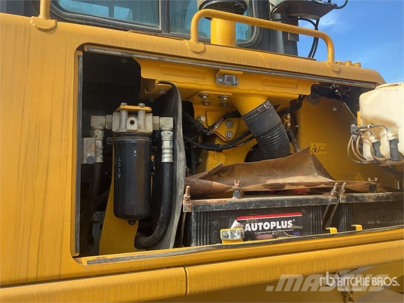 Komatsu D65EX-16 بلدوزرات مجنزرة