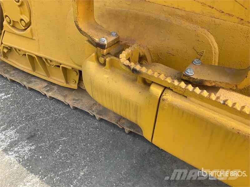 Komatsu D65EX-16 بلدوزرات مجنزرة