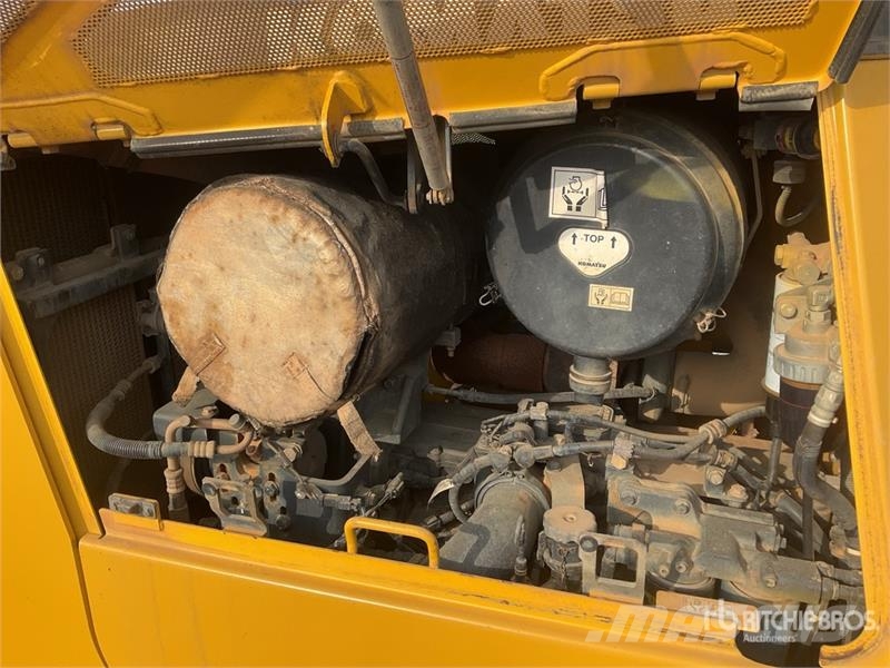 Komatsu D65EX-16 Гусеничные бульдозеры