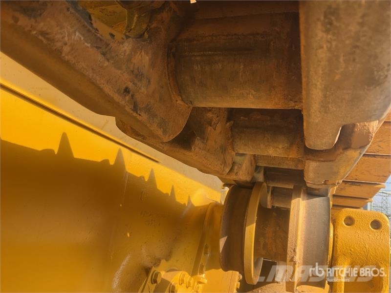 Komatsu D65EX-16 Гусеничные бульдозеры