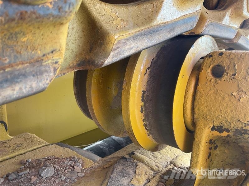 Komatsu D65EX-16 بلدوزرات مجنزرة