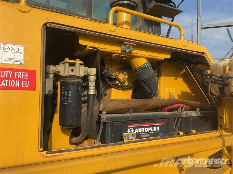 Komatsu D65EX-16 Гусеничные бульдозеры