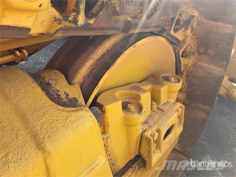Komatsu D65EX-16 بلدوزرات مجنزرة