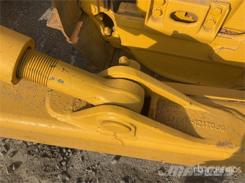 Komatsu D65EX-16 Гусеничные бульдозеры