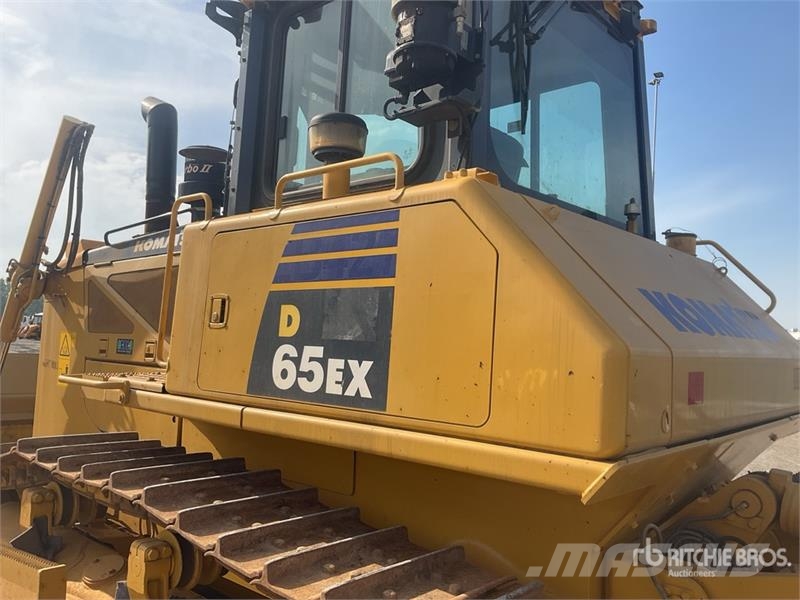 Komatsu D65EX-16 بلدوزرات مجنزرة