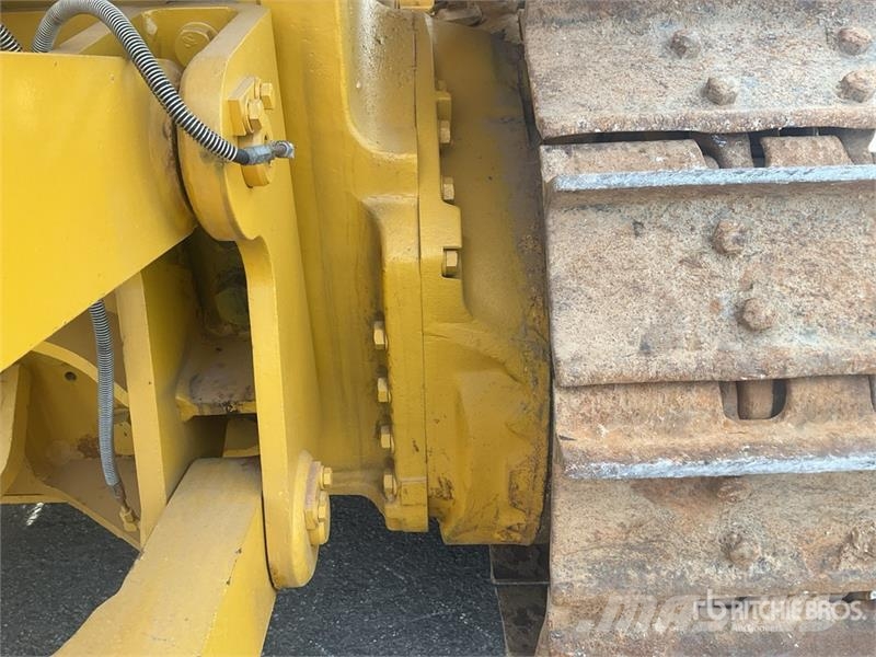 Komatsu D65EX-16 بلدوزرات مجنزرة