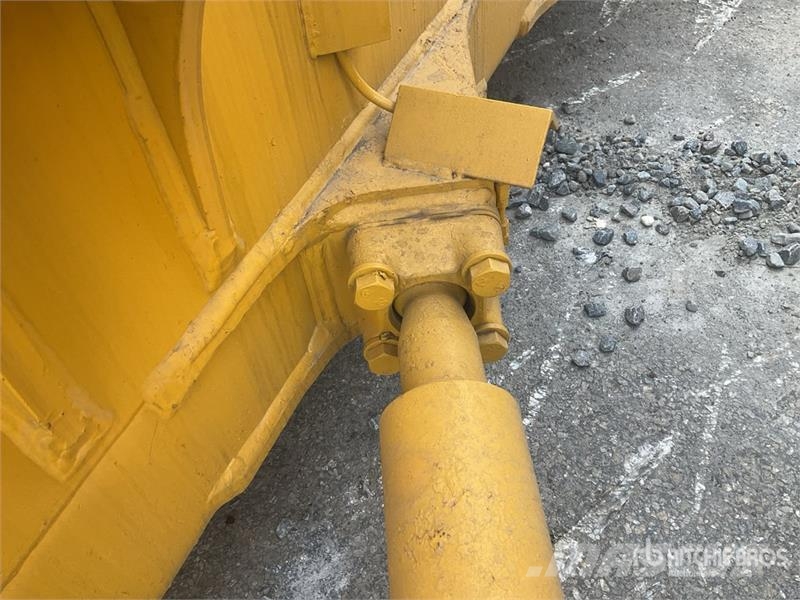 Komatsu D65EX-16 بلدوزرات مجنزرة