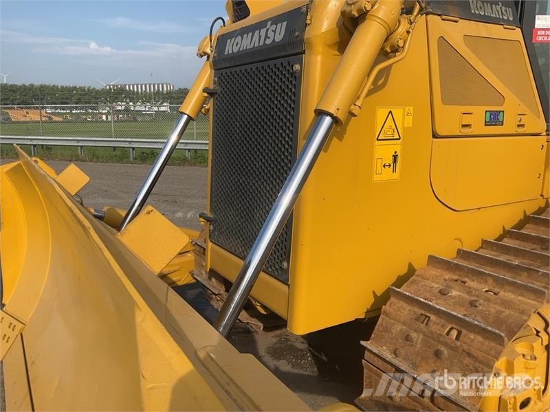 Komatsu D65EX-16 Гусеничные бульдозеры